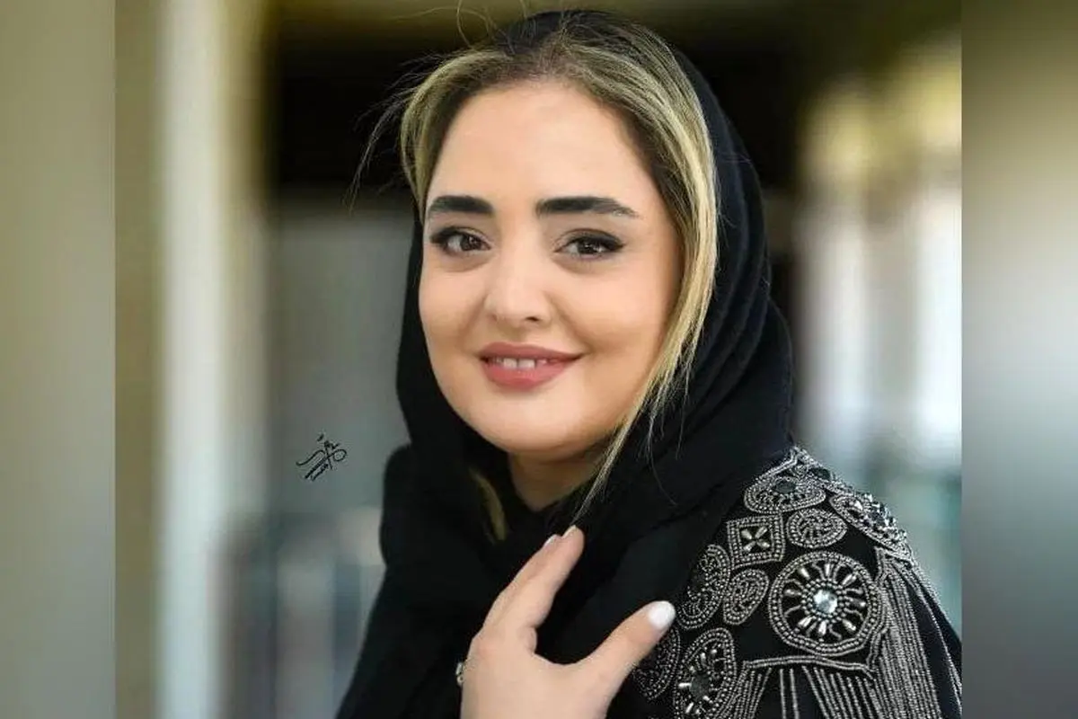 سفر آرام خانم نرگس محمدی به روستای ساحلی سیدی بوسعید تونس با دیوارهای سفید و درهای آبی