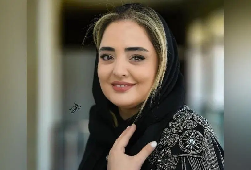 سفر آرام خانم نرگس محمدی به روستای ساحلی سیدی بوسعید تونس با دیوارهای سفید و درهای آبی