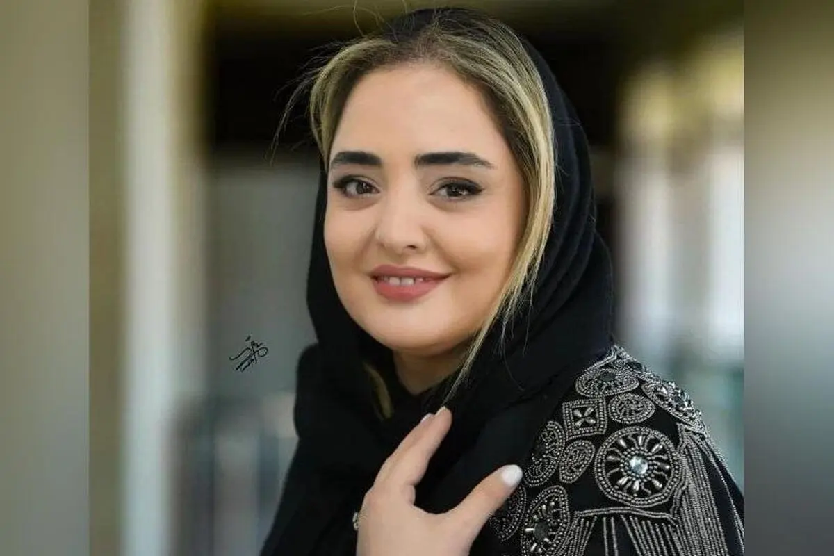 سفر آرام خانم نرگس محمدی به روستای ساحلی سیدی بوسعید تونس با دیوارهای سفید و درهای آبی
