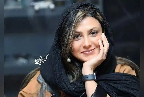 آینه و پرده اتاق خواب خانم آزاده صمدی ویدیوی وایرال شده در شبکه‌های اجتماعی