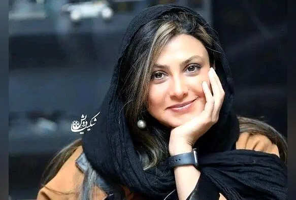 آینه و پرده اتاق خواب خانم آزاده صمدی ویدیوی وایرال شده در شبکه‌های اجتماعی