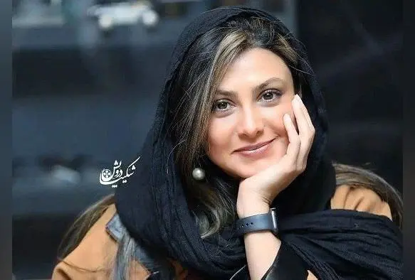 آینه و پرده اتاق خواب خانم آزاده صمدی ویدیوی وایرال شده در شبکه‌های اجتماعی