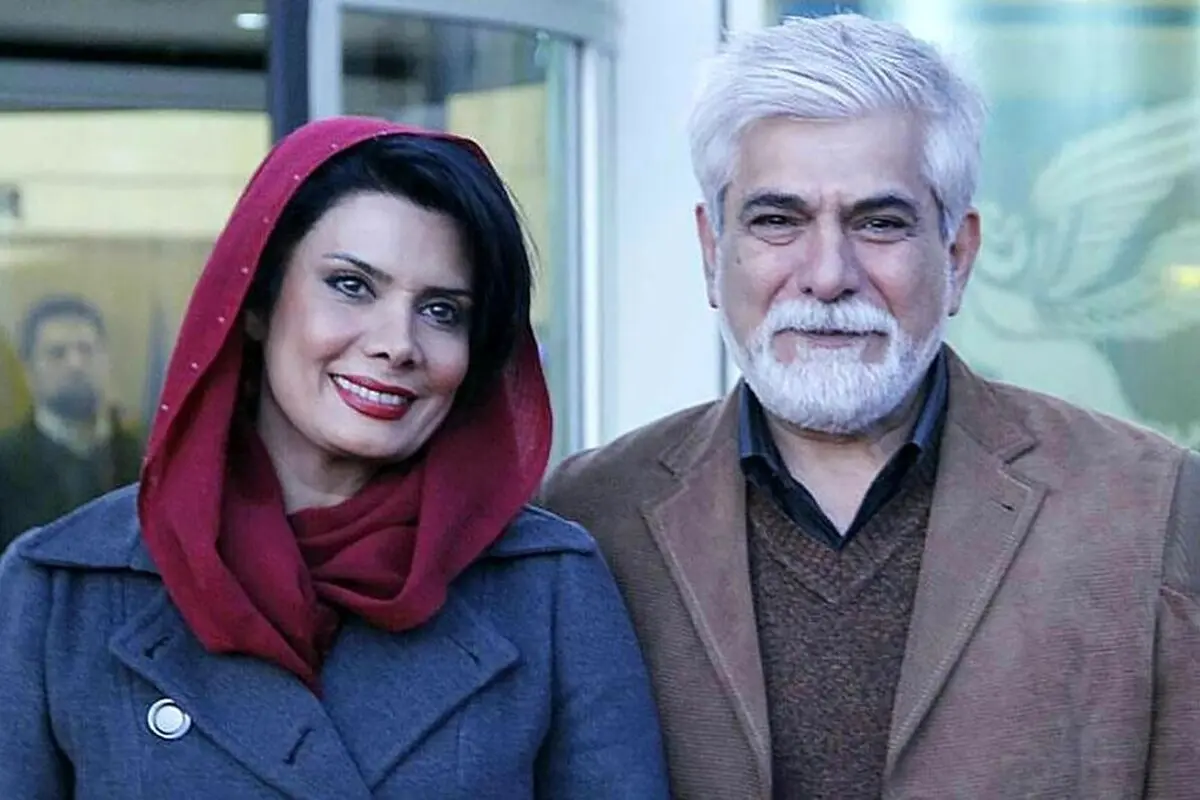 نمایی لوکس و شاعرانه از چیدمان خانه عاطفه رضوی و حسین پاکدل؛ ترکیبی از مبلمان مدرن، کتابخانه جذاب و شمعدان نقره‌ای
