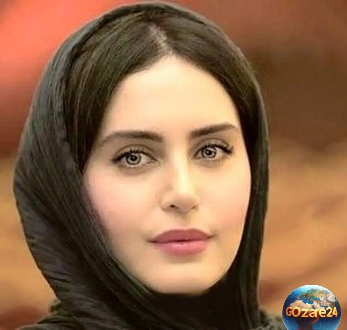 استایل پاییزی الناز شاکردوست در خیابان‌های تهران با پالتو طوسی و درختان زرد و نارنجی + عکس‌های استایلی زیبا