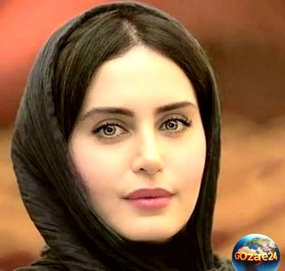 استایل پاییزی الناز شاکردوست در خیابان‌های تهران با پالتو طوسی و درختان زرد و نارنجی + عکس‌های استایلی زیبا