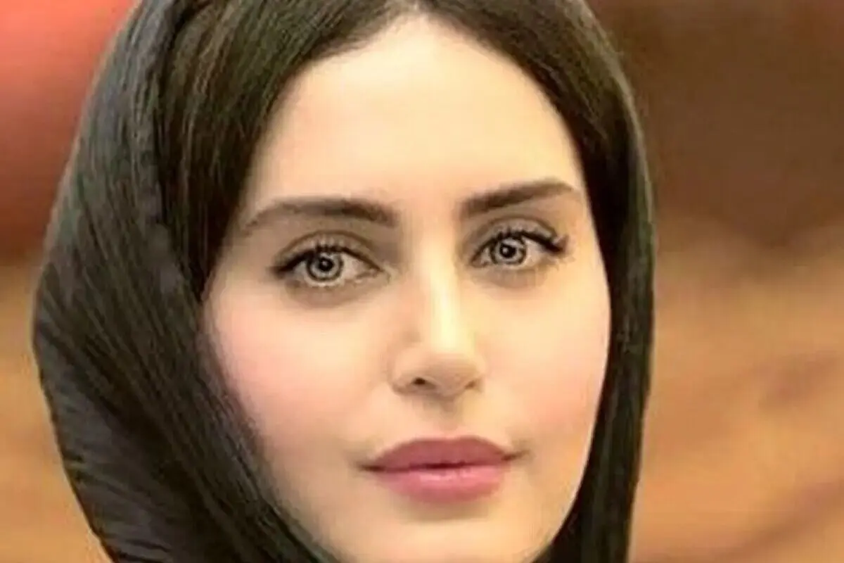 استایل پاییزی الناز شاکردوست در خیابان‌های تهران با پالتو طوسی و درختان زرد و نارنجی + عکس‌های استایلی زیبا