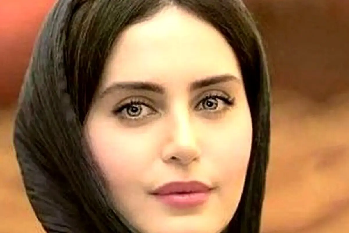 استایل پاییزی الناز شاکردوست در خیابان‌های تهران با پالتو طوسی و درختان زرد و نارنجی + عکس‌های استایلی زیبا