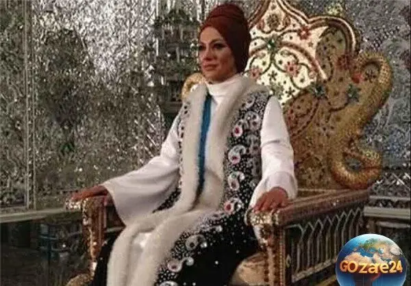 ساغر عزیزی بازیگر نقش فرح: مراسم تاجگذاری فرح شاهنشاه، با طراحی خلاقانه و دنباله 6 متری لباس، زیبا و بی‌نظیر برگزار شد؛ من به دلیل سنگینی لباس، تحرک نداشتم.