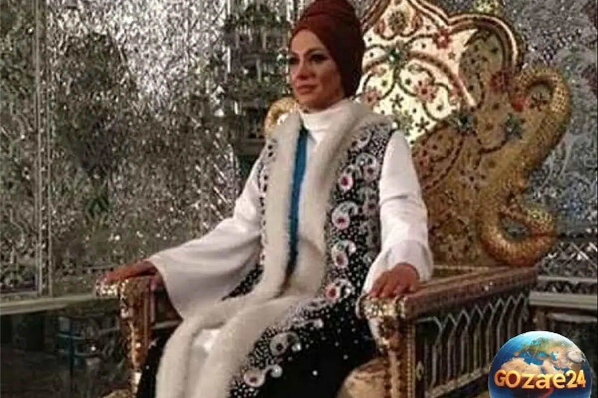 ساغر عزیزی بازیگر نقش فرح: مراسم تاجگذاری فرح شاهنشاه، با طراحی خلاقانه و دنباله 6 متری لباس، زیبا و بینظیر برگزار شد؛ من به دلیل سنگینی لباس، تحرک نداشتم.