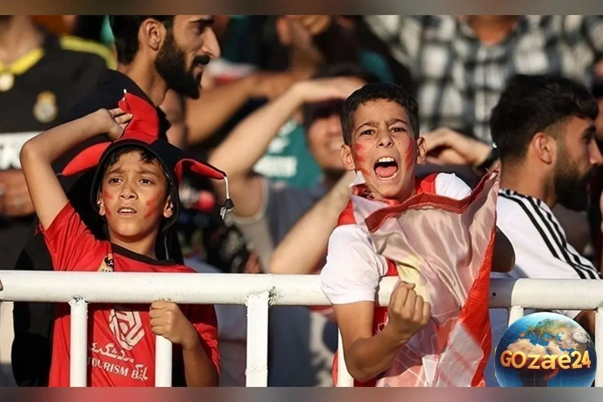 هواداران نوجوان پرسپولیس در خیابانها؛ اتوبوس تیم را متوقف کردند و عشق بینظیرشان را نشان دادند
