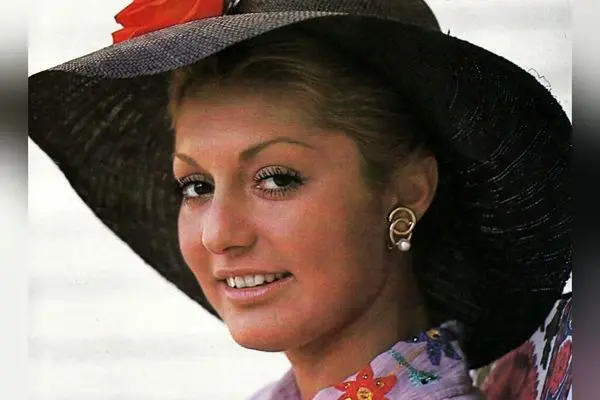 تصویر متفاوت گوگوش در خیابان با طرحی خلاقانه روی مبل تک‌نفره