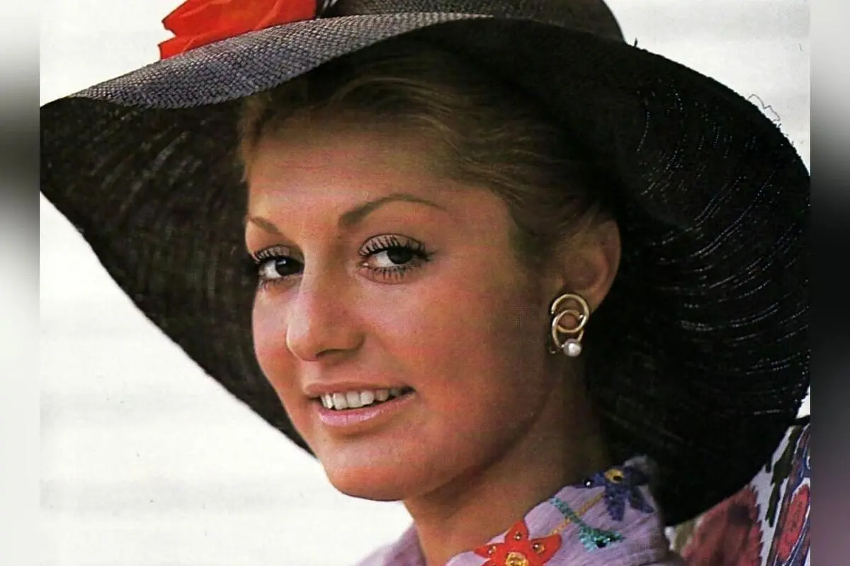 تصویر متفاوت گوگوش در خیابان با طرحی خلاقانه روی مبل تک‌نفره