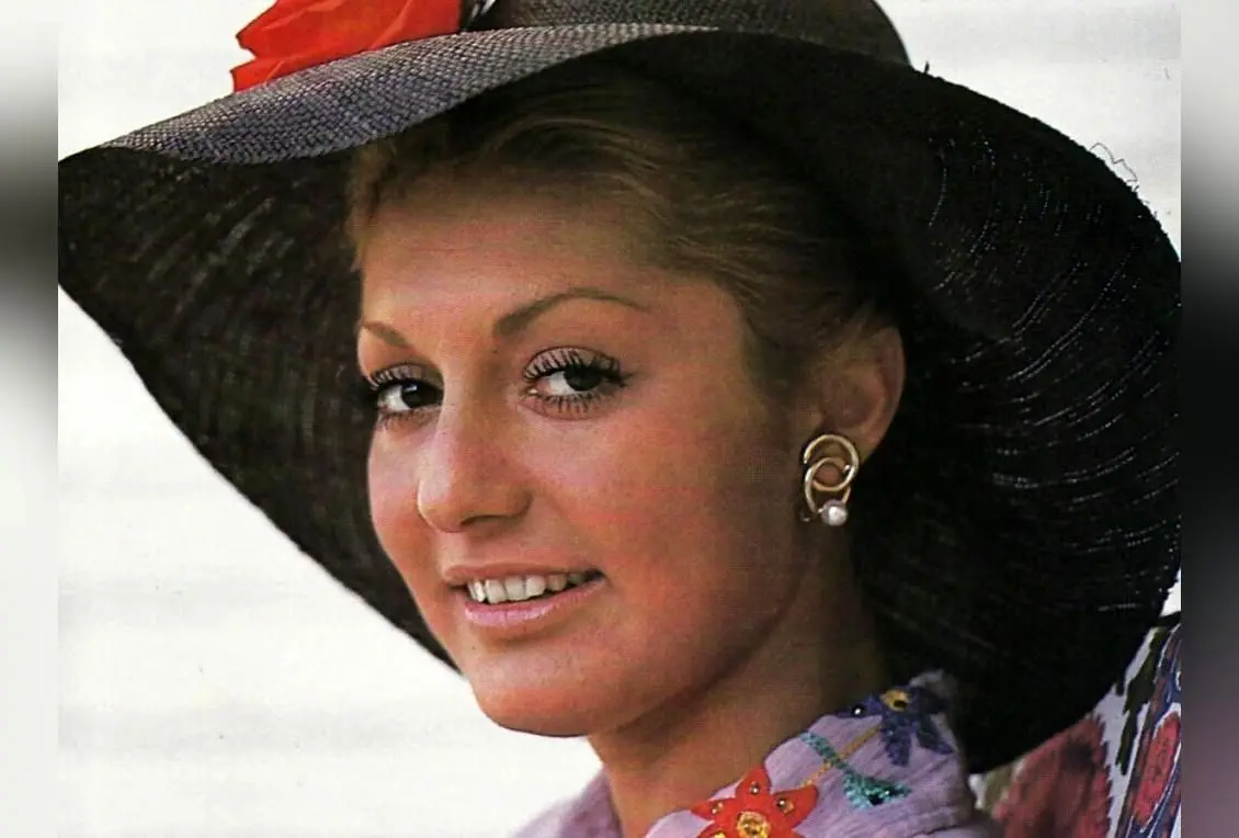 تصویر متفاوت گوگوش در خیابان با طرحی خلاقانه روی مبل تک‌نفره