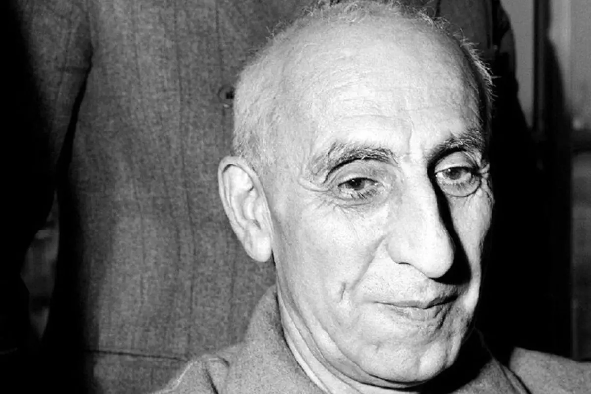 عکس نادر از دکتر مصدق در سفر تاریخی به آمریکا در سال ۱۳۳۰؛ لحظهای بینظیر روی تخت بیمارستان در نیویورک