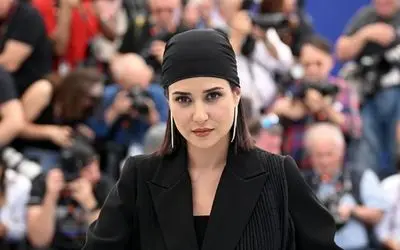بیوگرافی، حواشی و عکس‌های پریناز ایزدیار + جشنواره کن ۲۰۲۵ و رازهای زندگی خصوصی‌اش