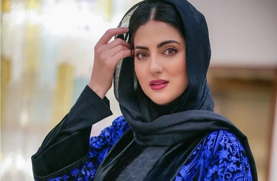 کیک هفت رنگ هلیا امامی با دیزاین فشفشه و دکوراسیون خیره‌کننده خانه‌اش در شب تولد