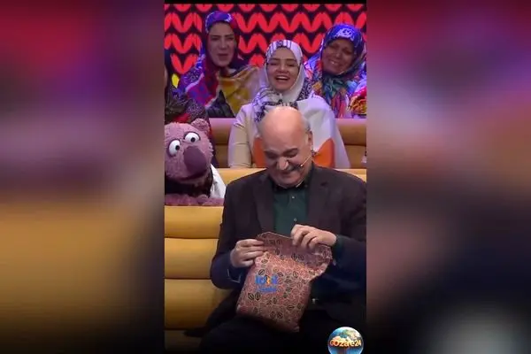 هدیه نوستالژیک جناب‌خان به ایرج طهماسب در شب یلدا؛ واکنش جالب مجری و خاطرات کودکی