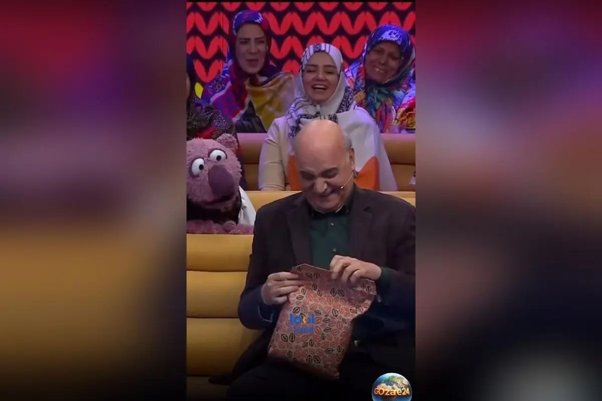 هدیه نوستالژیک جناب‌خان به ایرج طهماسب در شب یلدا؛ واکنش جالب مجری و خاطرات کودکی
