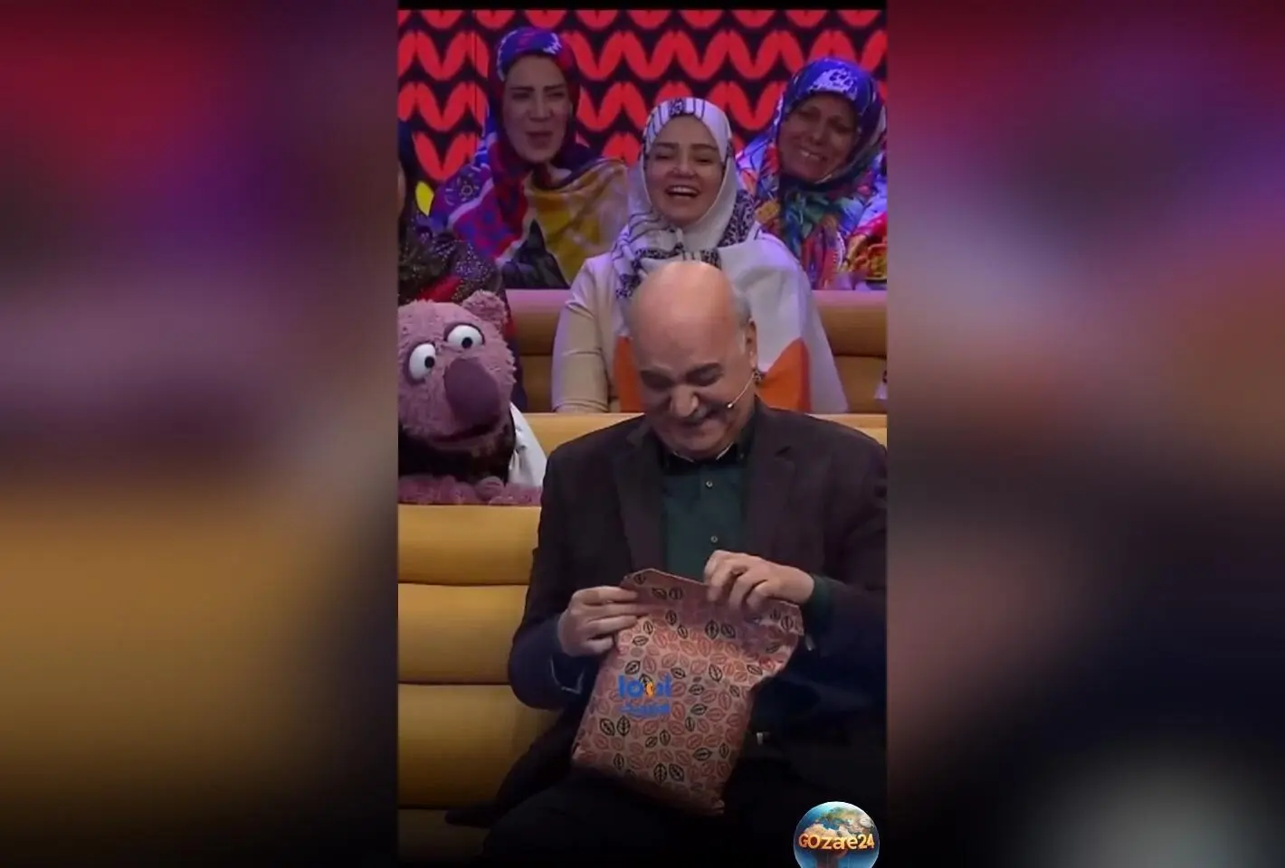 هدیه نوستالژیک جناب‌خان به ایرج طهماسب در شب یلدا؛ واکنش جالب مجری و خاطرات کودکی