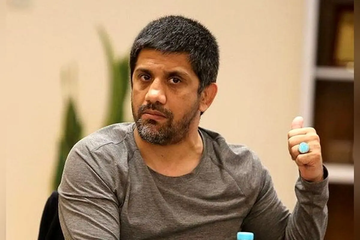 تصویر جدید از اتاق کار علیرضا دبیر با دکوری متفاوت، دمپایی خاص و مجموعه عکس‌های سیاسی