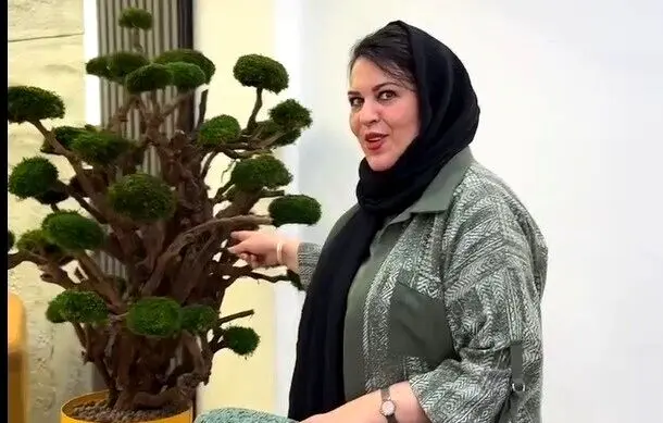 طراحی مدرن و مینیمال دفتر کار گیتی قاسمی با گیاهان زنده و رنگ‌های آرام بخش