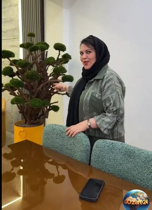 طراحی مدرن و مینیمال دفتر کار گیتی قاسمی با گیاهان زنده و رنگ‌های آرام بخش