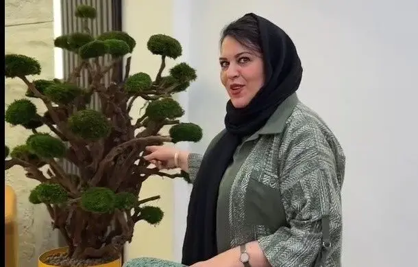 طراحی مدرن و مینیمال دفتر کار گیتی قاسمی با گیاهان زنده و رنگ‌های آرام بخش