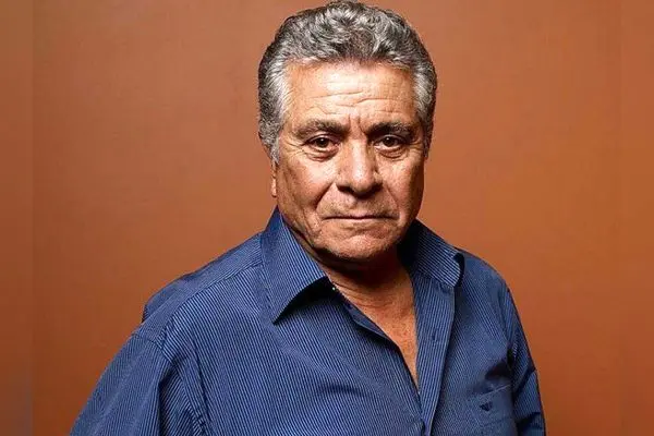 مبل کرم‌رنگ و ساده خانه بهروز وثوقی نماد مهربانی و آرامش در کنار همایون شجریان