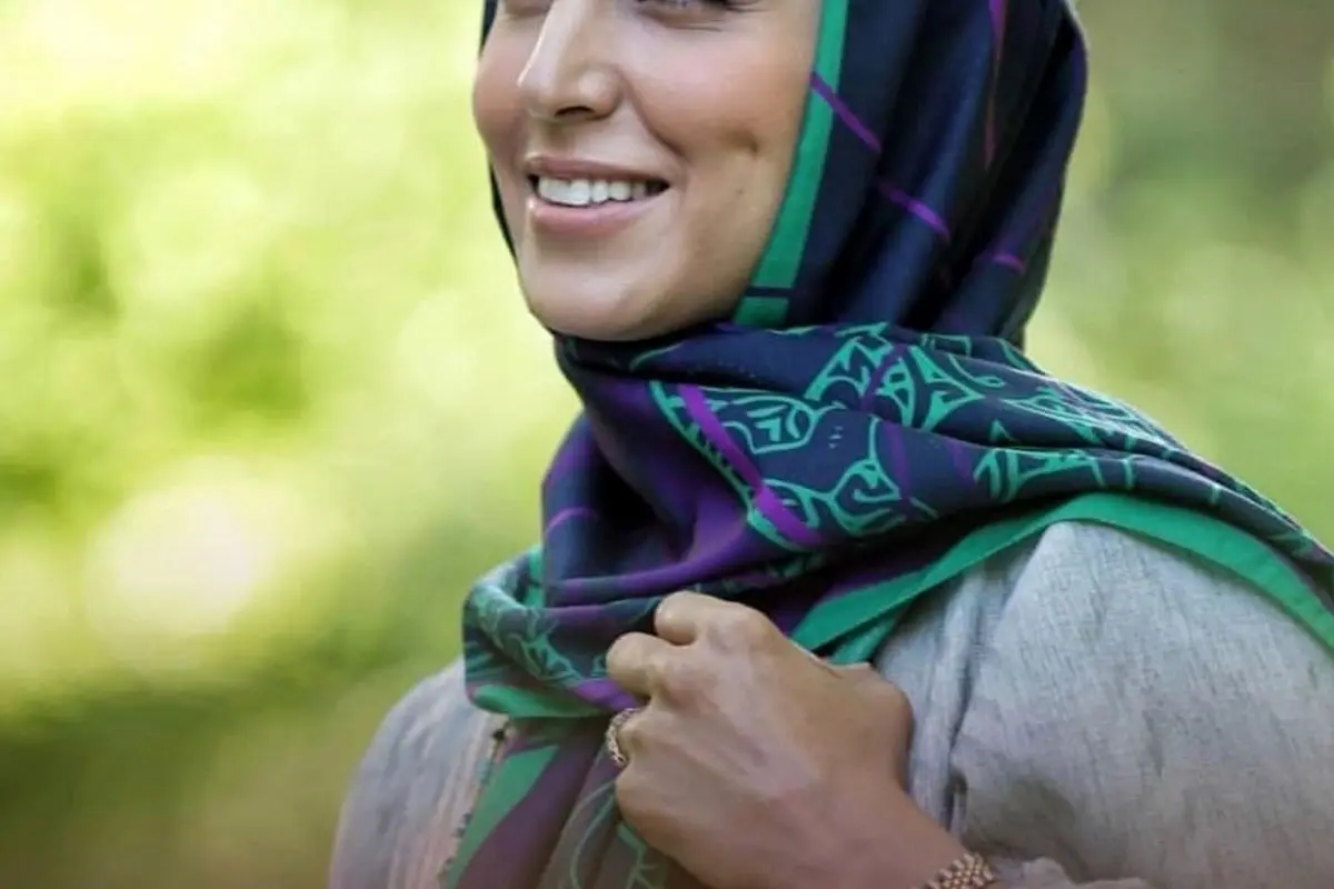 عکس دسته جمعی بازیگران ایرانی در اتاق گریم سریال نجلا؛ سوگل طهماسبی در کنار همکارانش در پشت صحنه