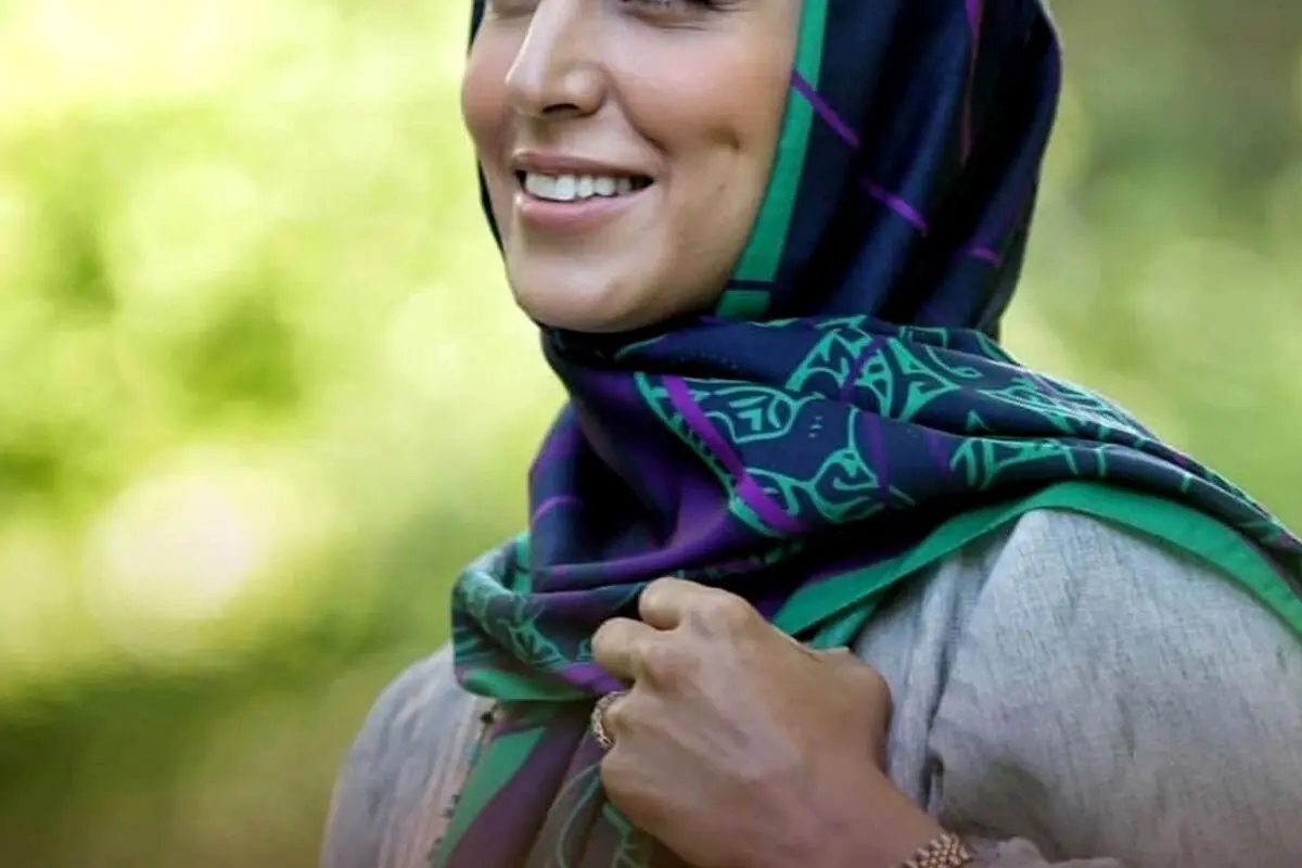 عکس دسته جمعی بازیگران ایرانی در اتاق گریم سریال نجلا؛ سوگل طهماسبی در کنار همکارانش در پشت صحنه