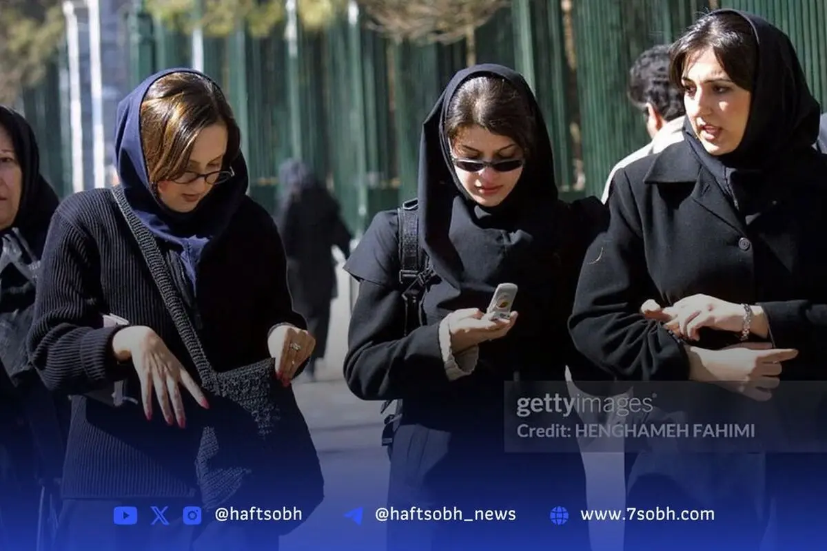 استایل شیک و متفاوت دختران دانشجو دانشگاه تهران در زمستان ۱۳۸۲ | عکس‌های جذاب و دیدنی