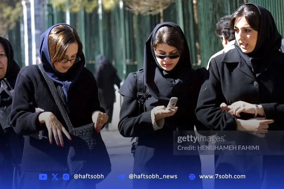 استایل شیک و متفاوت دختران دانشجو دانشگاه تهران در زمستان ۱۳۸۲ | عکس‌های جذاب و دیدنی