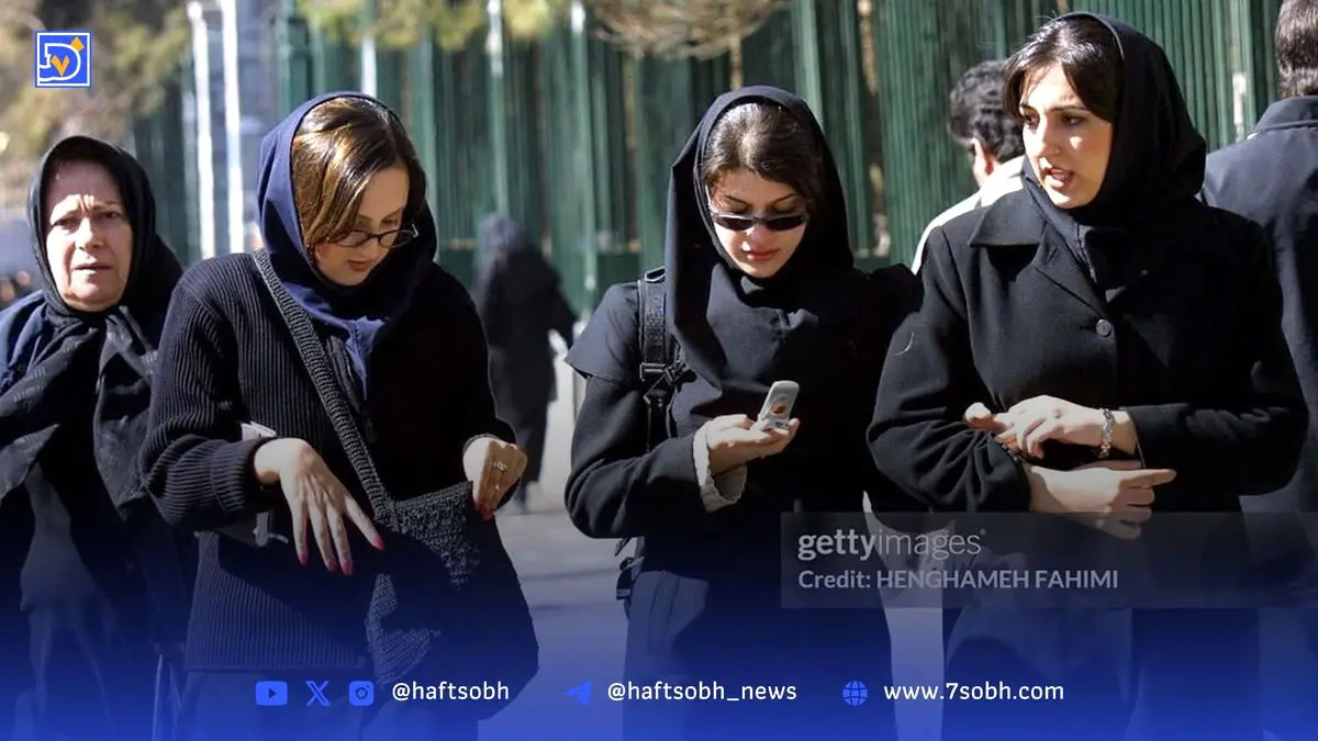 استایل شیک و متفاوت دختران دانشجو دانشگاه تهران در زمستان ۱۳۸۲ | عکس‌های جذاب و دیدنی