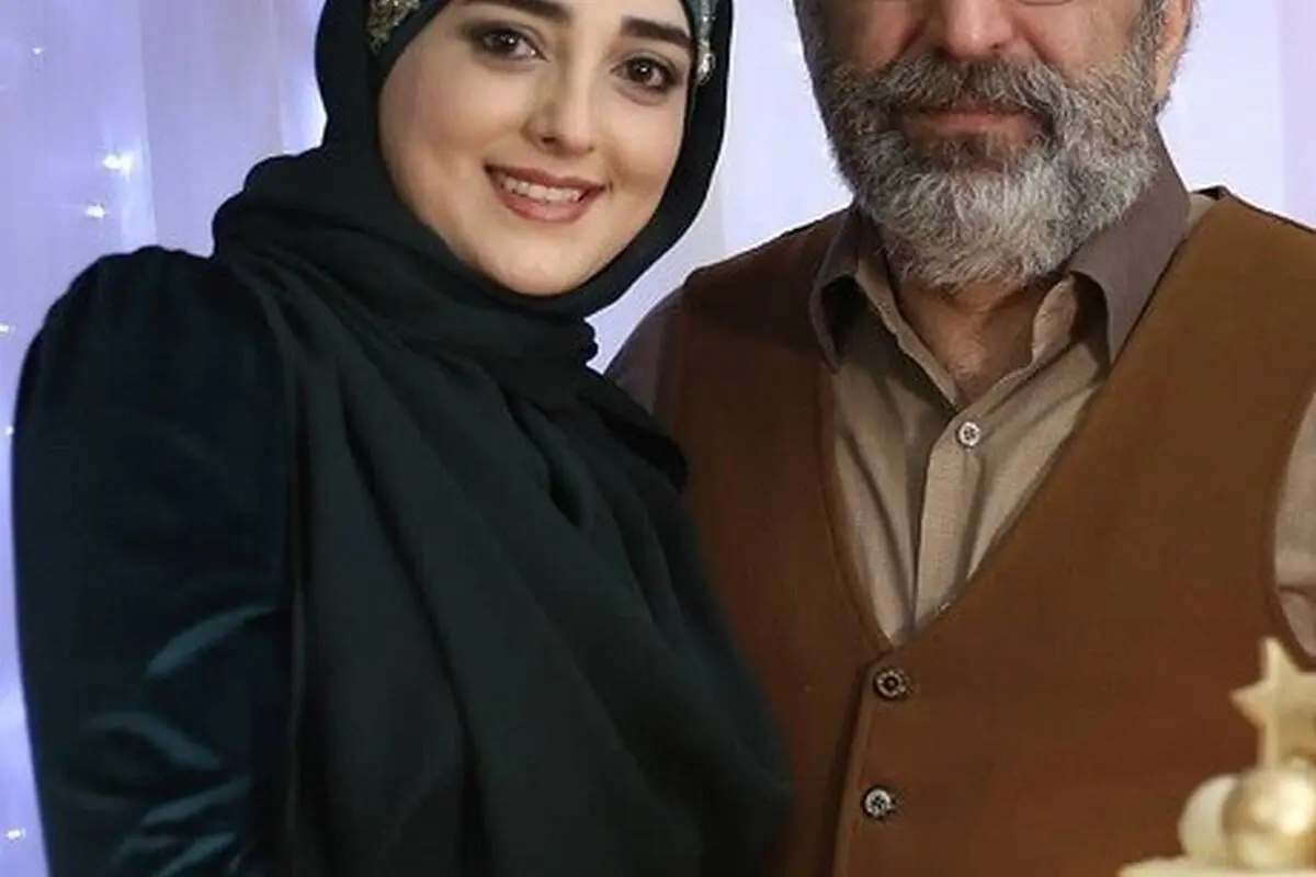 شهرام شکیبا در حال موتورسواری با همسر جدیدش ستاره سادات قطبی در کوچه؛ لحظه‌ای جذاب و دیدنی