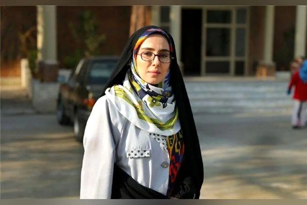 تصاویر لوکس و تاریخی خانم بازیگر «بچه‌مهندس» در تراس دبی با منظره برج خلیفه و کافه سنتی