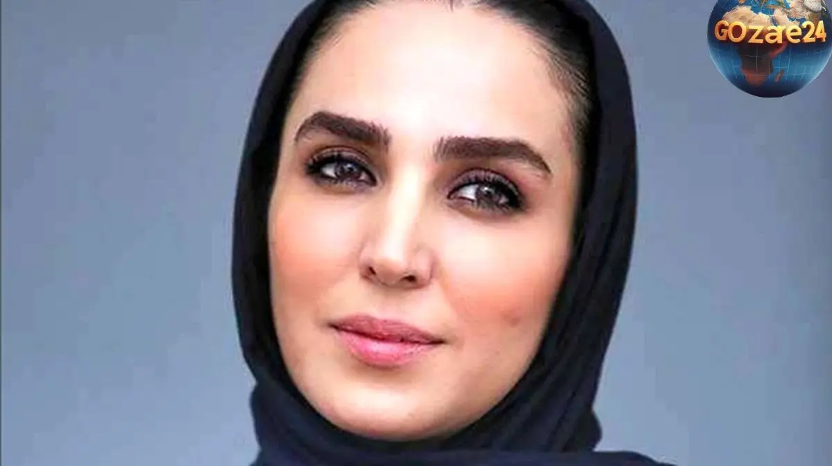 تصویر خانه لاکچری و شیک سوگل طهماسبی با فرش لاجوردی، کتابخانه چوبی و گل‌های زنده؛ ایده‌های دکوراسیون عید