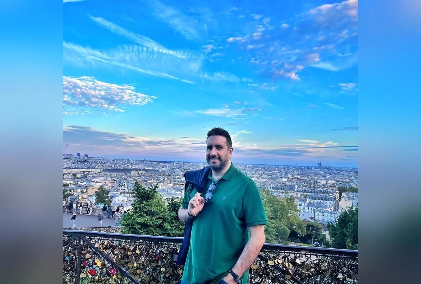 عکسی دیدنی از ساختمان تاریخی و معماری بی‌نظیر در پاریس که امید حاجیلی، خواننده ایرانی، در کنار آن گرفت