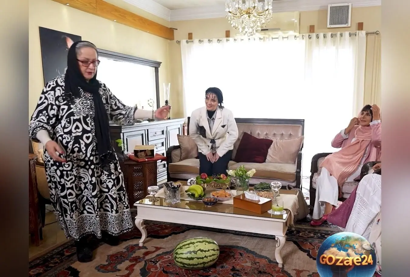 گزارش کامل از دکوراسیون و چیدمان منزل سیروس گرجستانی با تأکید بر سبک سنتی ایرانی، مبلمان مجلل و لوسترهای کریستالی
