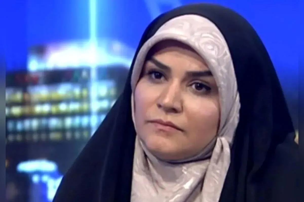 جواد فروغی مدال طلای جهانی را به سحر امامی، قهرمان مقاومت و مجری شیرزن ایران، اهدا کرد