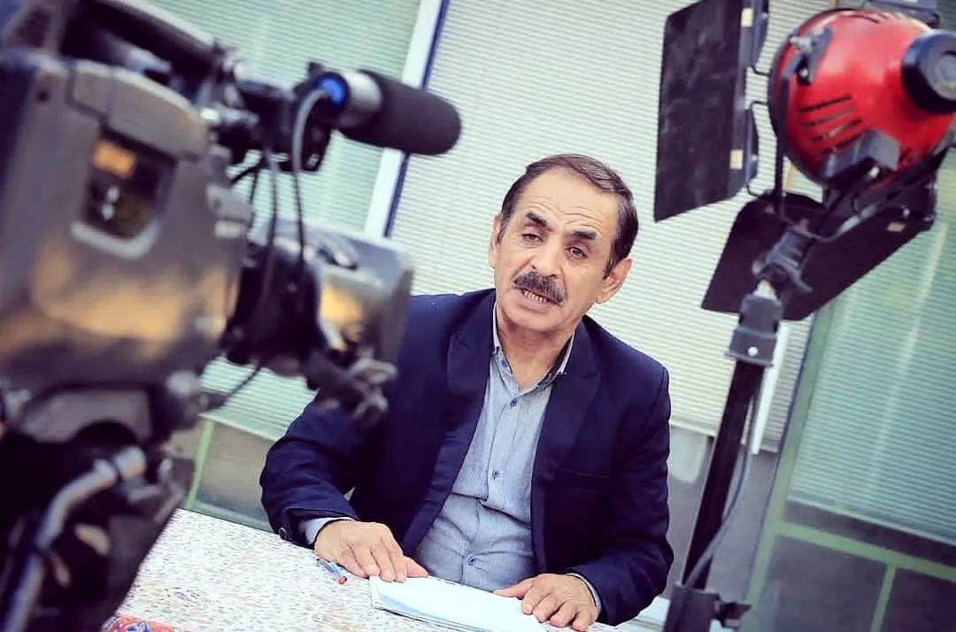 ژست بامزه عمو رشید در پشت صحنه؛ این بشر هرجا باشه طنز اونجاست
