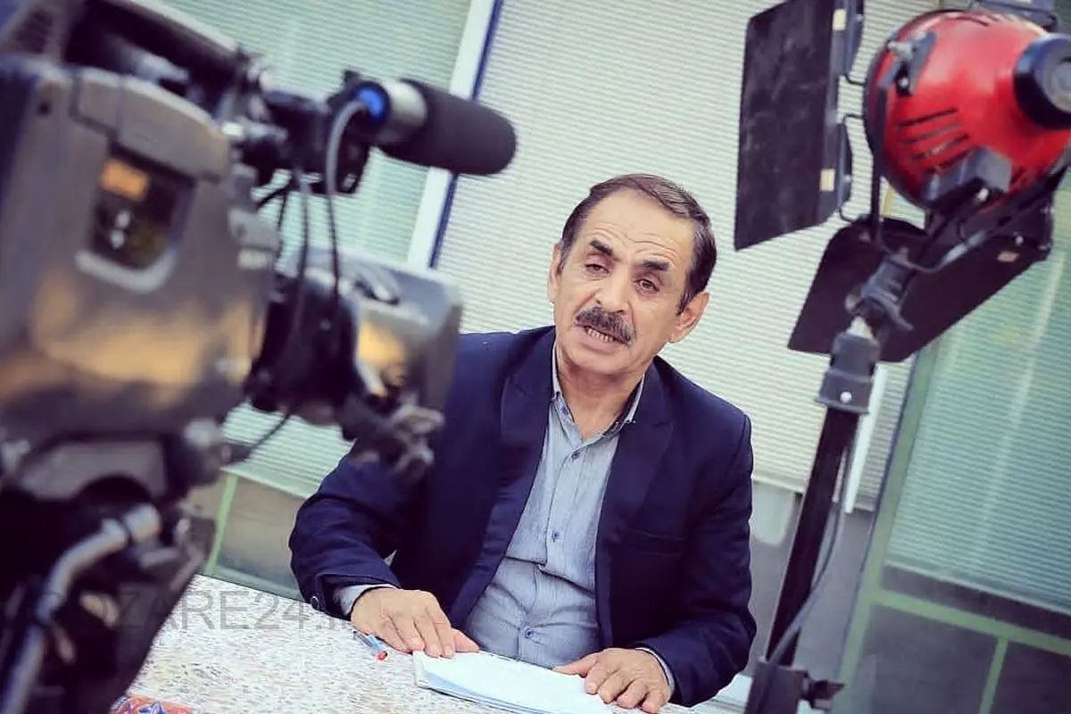 ژست بامزه عمو رشید در پشت صحنه؛ این بشر هرجا باشه طنز اونجاست