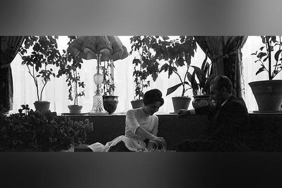 تصویر نادر از اتاق لوکس و کلاسیک محمدرضا پهلوی کنار فرح؛ نماد شکوه و آرامش دوران پهلوی