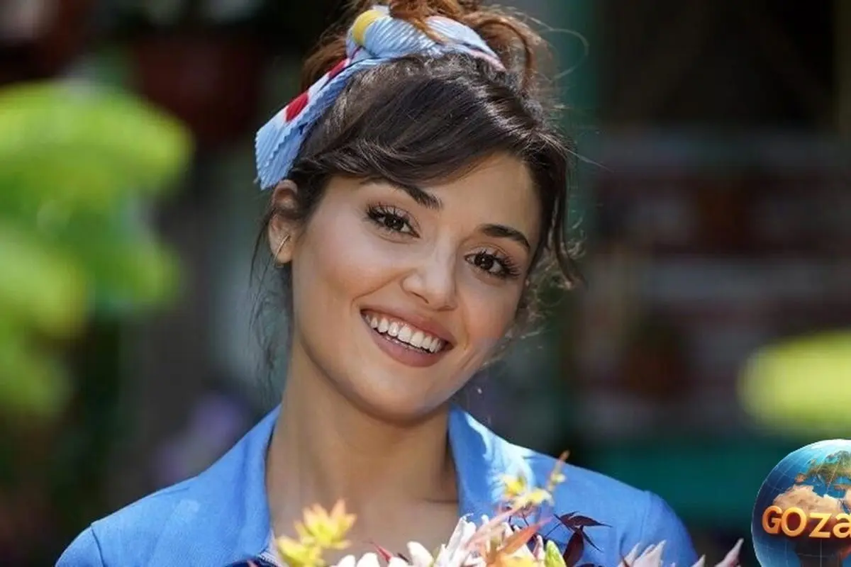 هانده ارچل در عبای مشکی با سنگ دوزی‌های طلایی؛ ستاره محبوب ترکیه‌ای با استایل بی‌نظیر
