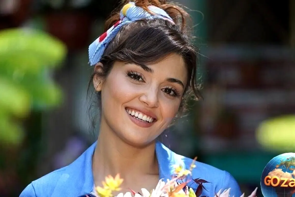 هانده ارچل در عبای مشکی با سنگ دوزی‌های طلایی؛ ستاره محبوب ترکیه‌ای با استایل بی‌نظیر