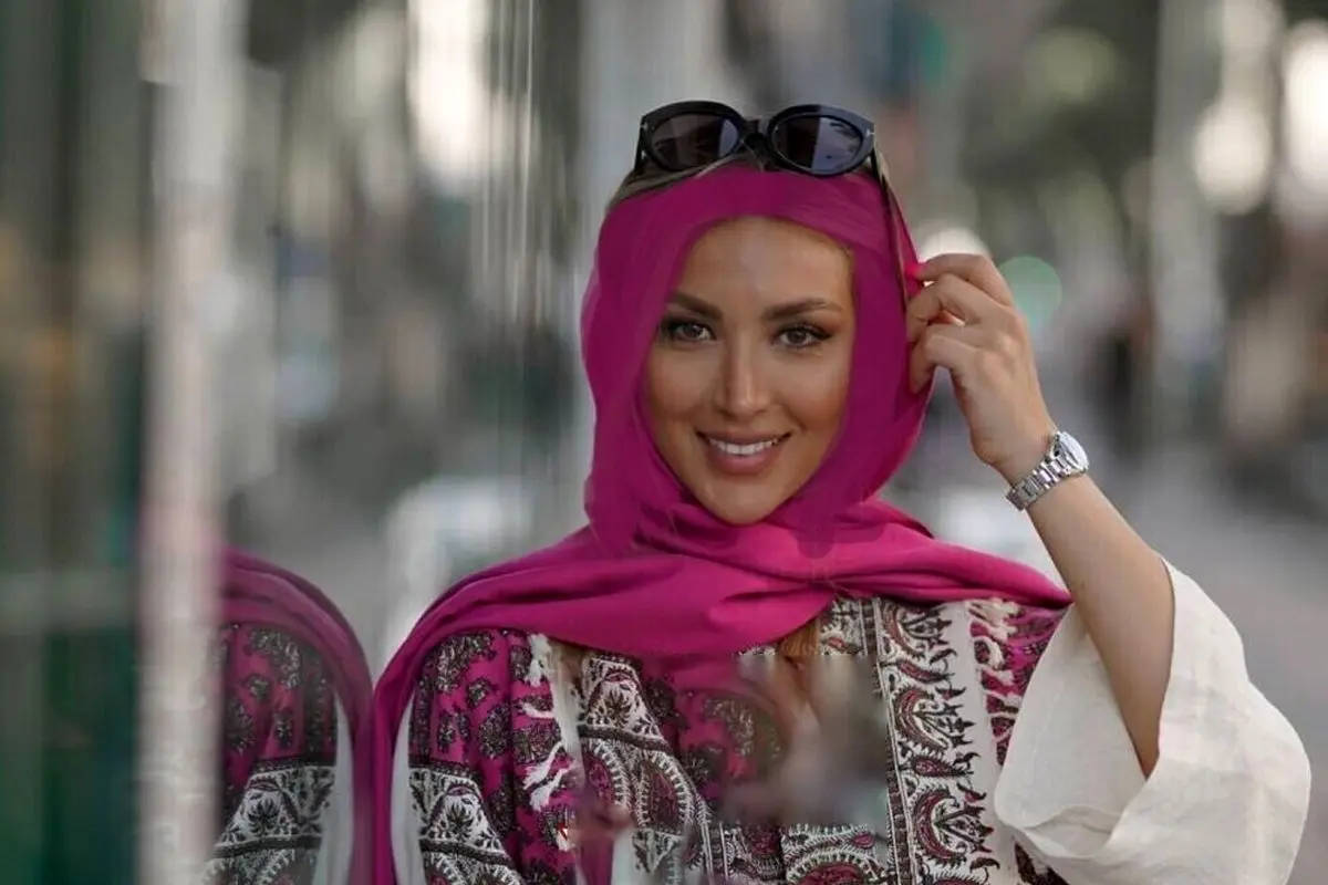 روتختی ساده و نقرهای اتاق مینا مختاری، همسر بهرام رادان + لحظه دمنوشنوشی آخر شب خانم باسلیقه روی تخت