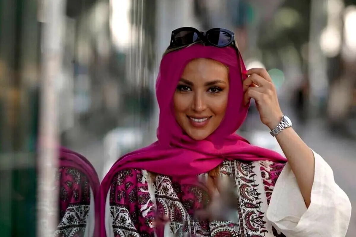 روتختی ساده و نقره‌ای اتاق مینا مختاری، همسر بهرام رادان + لحظه دمنوش‌نوشی آخر شب خانم باسلیقه روی تخت