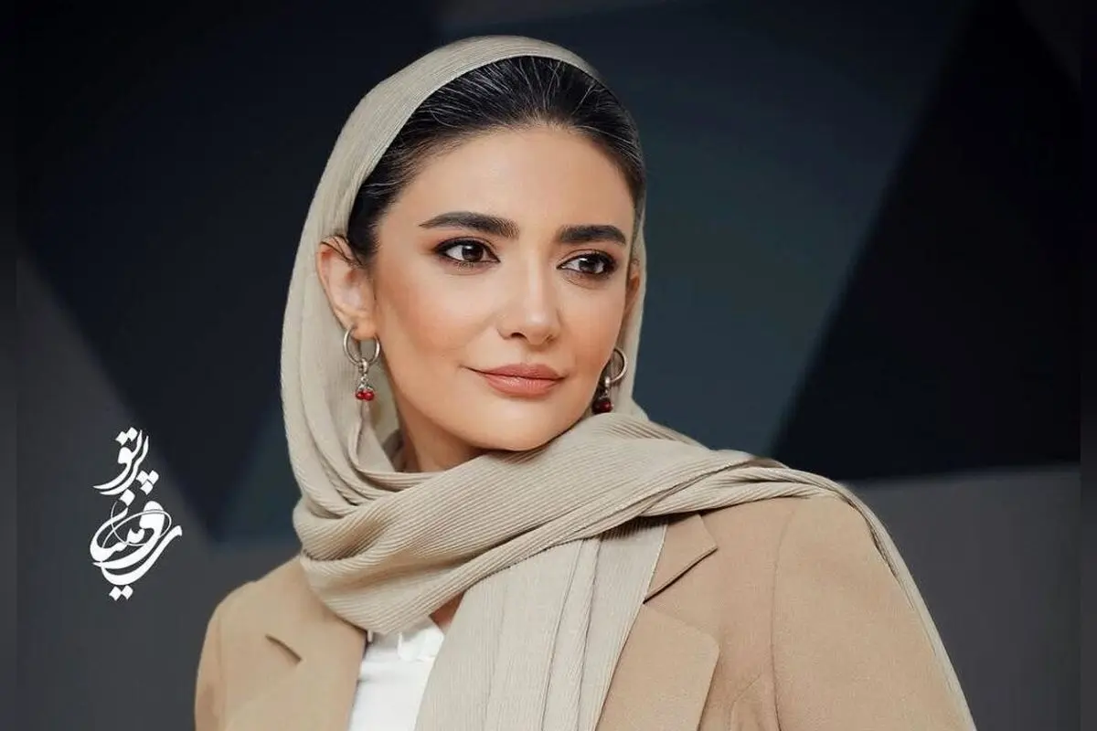 تصویر دلنشین لیندا کیانی از دکوراسیون سنتی و اصیل ایرانی با گلدان، کوزه و میز چوبی