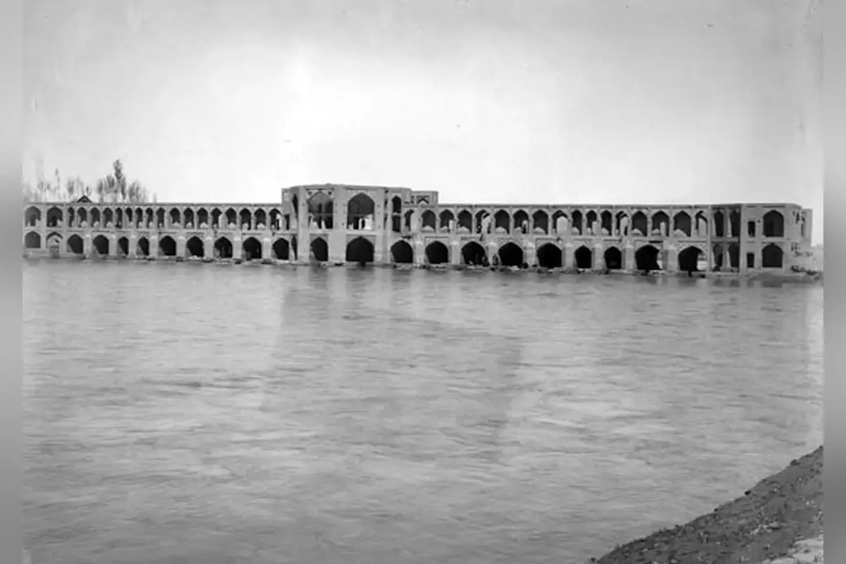 سفر به دوران قاجار: تماشای پل خواجو و زاینده‌رود خروشان در تاریخ اصفهان