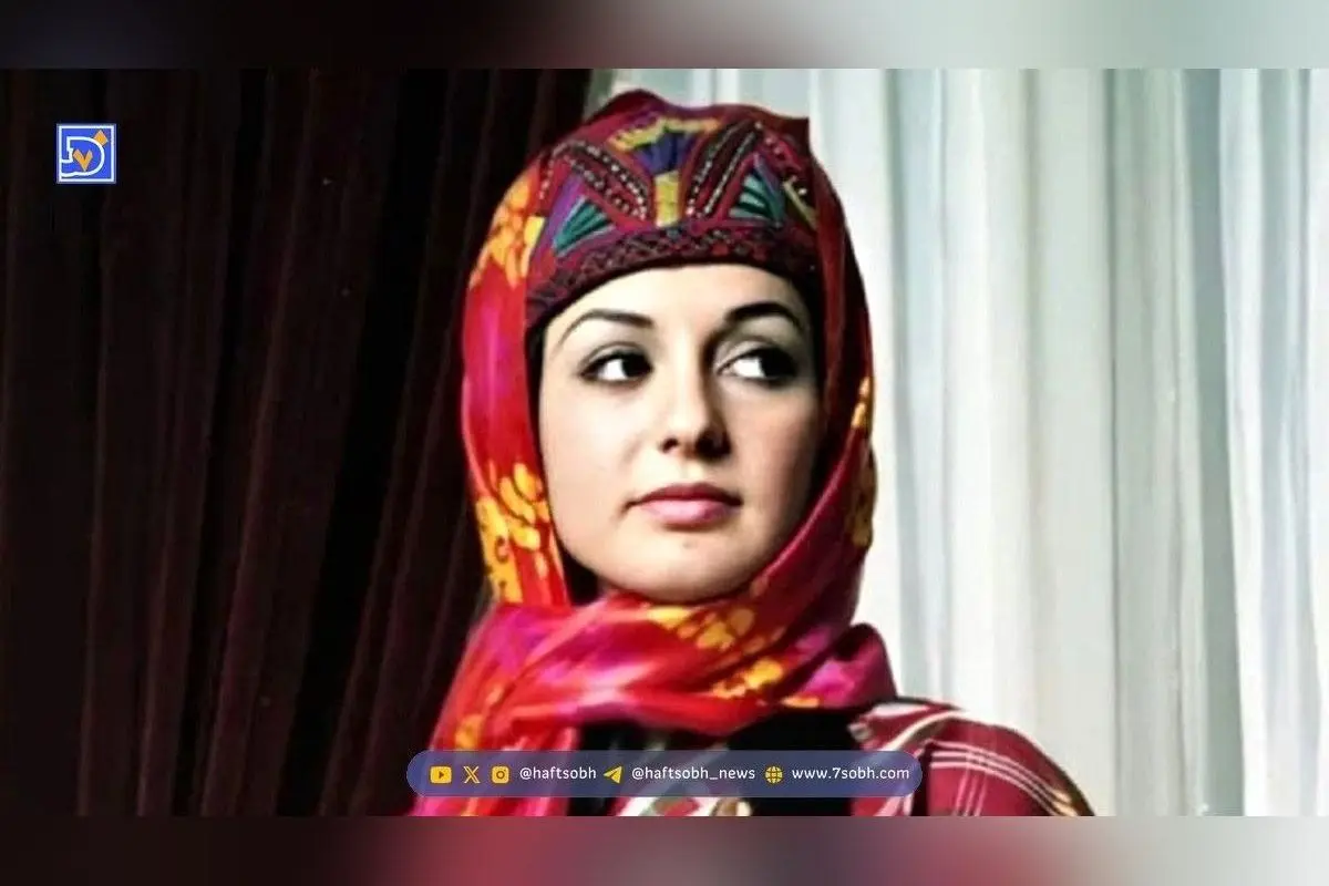 عکس قدیمی گوگوش و جمیله در مراسم تشییع پدرشان فریدون آتشین در سال ۱۳۵۵