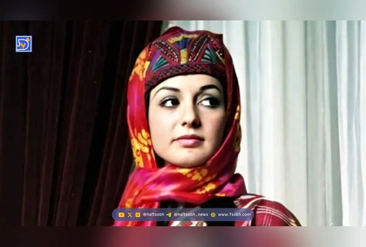عکس قدیمی گوگوش و جمیله در مراسم تشییع پدرشان فریدون آتشین در سال ۱۳۵۵